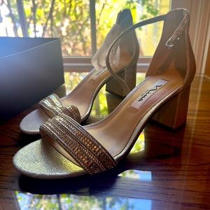 Nina Brand NEW 7M silver heels!